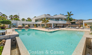 Sofisticada villa de lujo en venta con pista de tenis privada en el corazón de Nueva Andalucía, Marbella 783628 