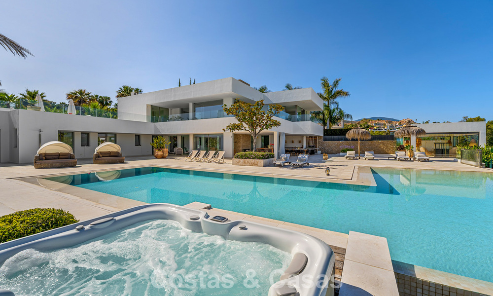 Sofisticada villa de lujo en venta con pista de tenis privada en el corazón de Nueva Andalucía, Marbella 783629