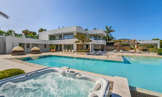 Sofisticada villa de lujo en venta con pista de tenis privada en el corazón de Nueva Andalucía, Marbella 783629 