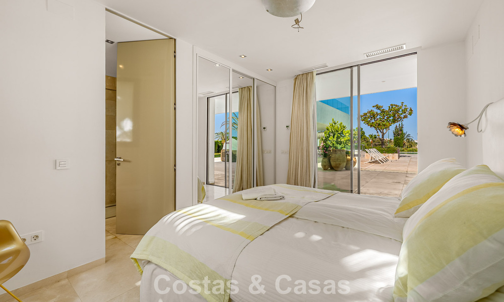 Sofisticada villa de lujo en venta con pista de tenis privada en el corazón de Nueva Andalucía, Marbella 783630