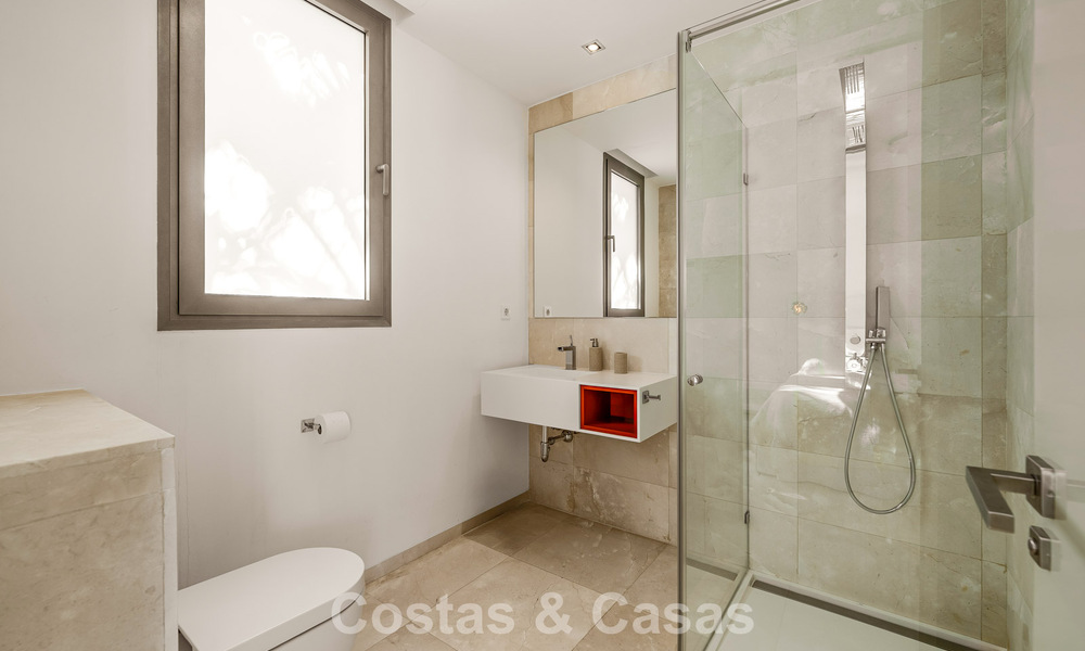 Sofisticada villa de lujo en venta con pista de tenis privada en el corazón de Nueva Andalucía, Marbella 783631