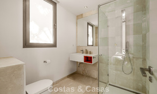 Sofisticada villa de lujo en venta con pista de tenis privada en el corazón de Nueva Andalucía, Marbella 783631 