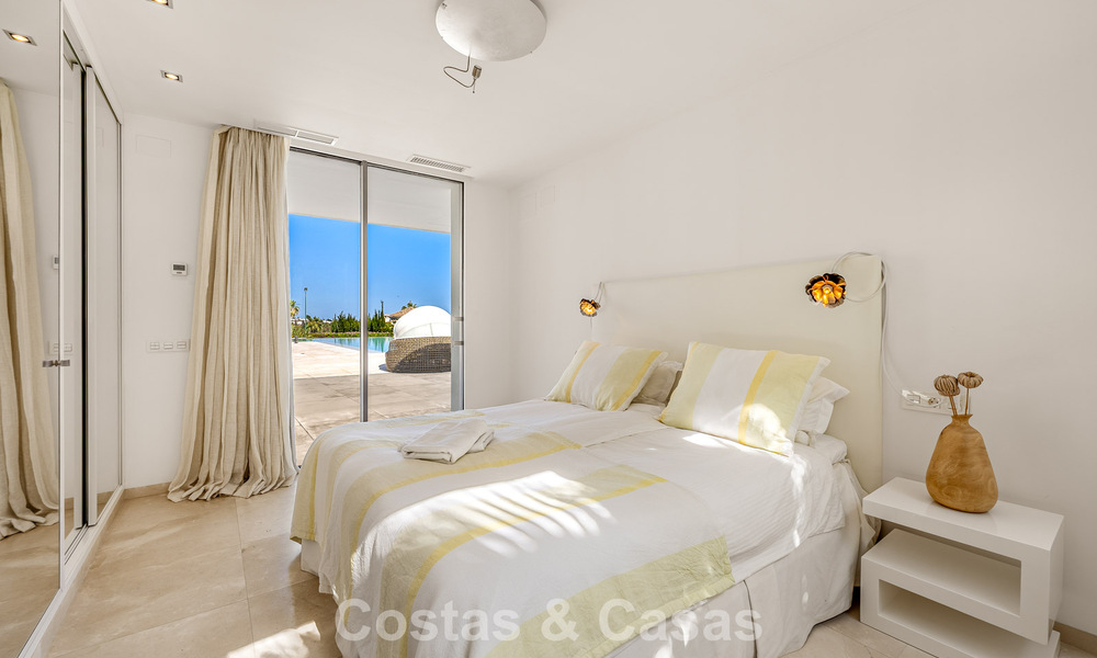 Sofisticada villa de lujo en venta con pista de tenis privada en el corazón de Nueva Andalucía, Marbella 783632