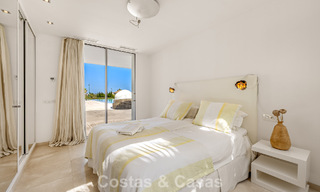 Sofisticada villa de lujo en venta con pista de tenis privada en el corazón de Nueva Andalucía, Marbella 783632 