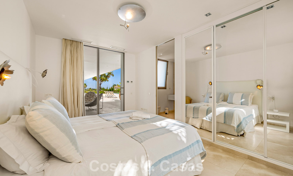 Sofisticada villa de lujo en venta con pista de tenis privada en el corazón de Nueva Andalucía, Marbella 783633