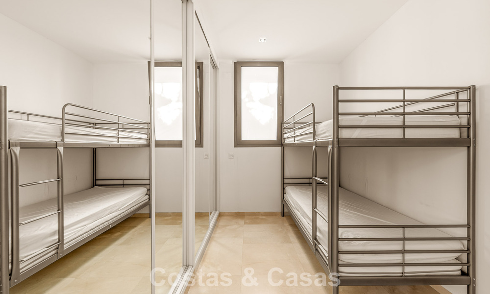 Sofisticada villa de lujo en venta con pista de tenis privada en el corazón de Nueva Andalucía, Marbella 783634