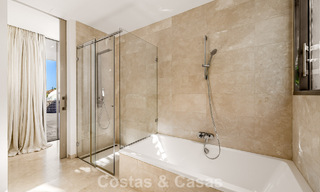 Sofisticada villa de lujo en venta con pista de tenis privada en el corazón de Nueva Andalucía, Marbella 783635 