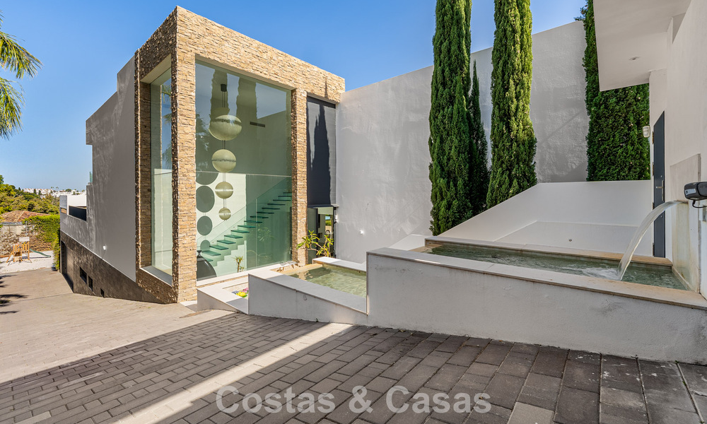 Sofisticada villa de lujo en venta con pista de tenis privada en el corazón de Nueva Andalucía, Marbella 783636