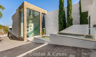 Sofisticada villa de lujo en venta con pista de tenis privada en el corazón de Nueva Andalucía, Marbella 783636 