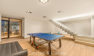 Sofisticada villa de lujo en venta con pista de tenis privada en el corazón de Nueva Andalucía, Marbella 783637 