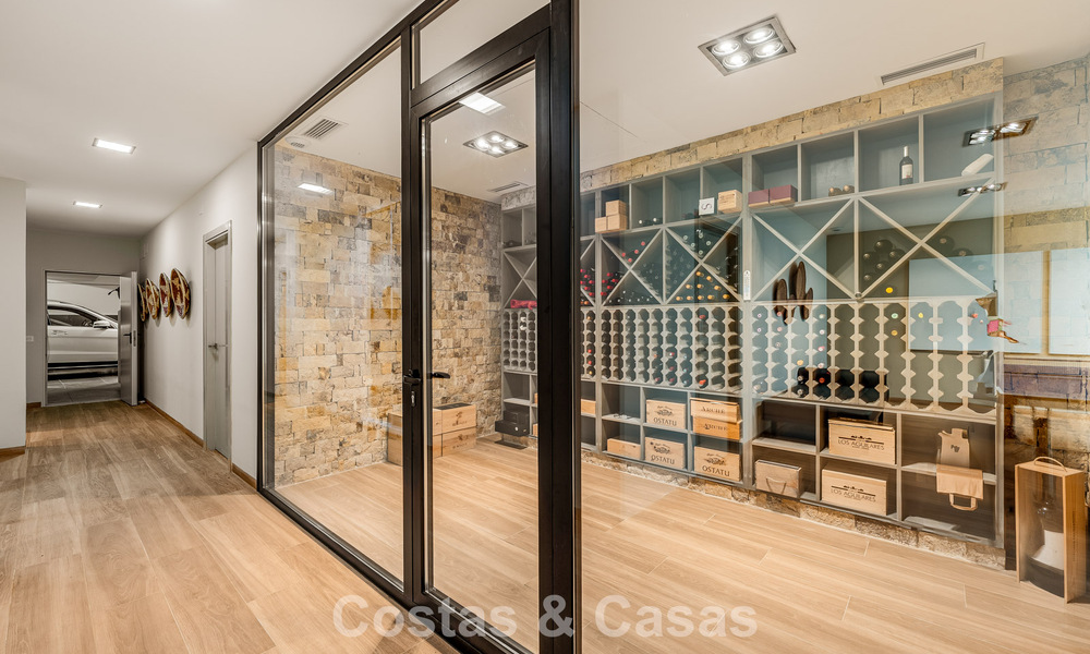 Sofisticada villa de lujo en venta con pista de tenis privada en el corazón de Nueva Andalucía, Marbella 783638