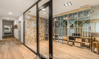 Sofisticada villa de lujo en venta con pista de tenis privada en el corazón de Nueva Andalucía, Marbella 783638 