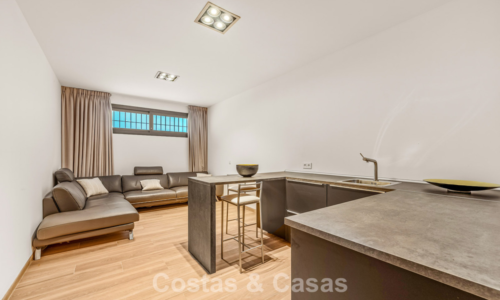 Sofisticada villa de lujo en venta con pista de tenis privada en el corazón de Nueva Andalucía, Marbella 783639