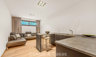 Sofisticada villa de lujo en venta con pista de tenis privada en el corazón de Nueva Andalucía, Marbella 783639 