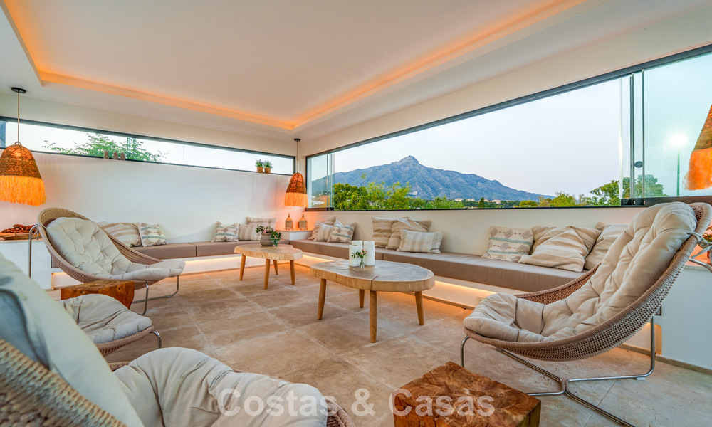 Sofisticada villa de lujo en venta con pista de tenis privada en el corazón de Nueva Andalucía, Marbella 783640