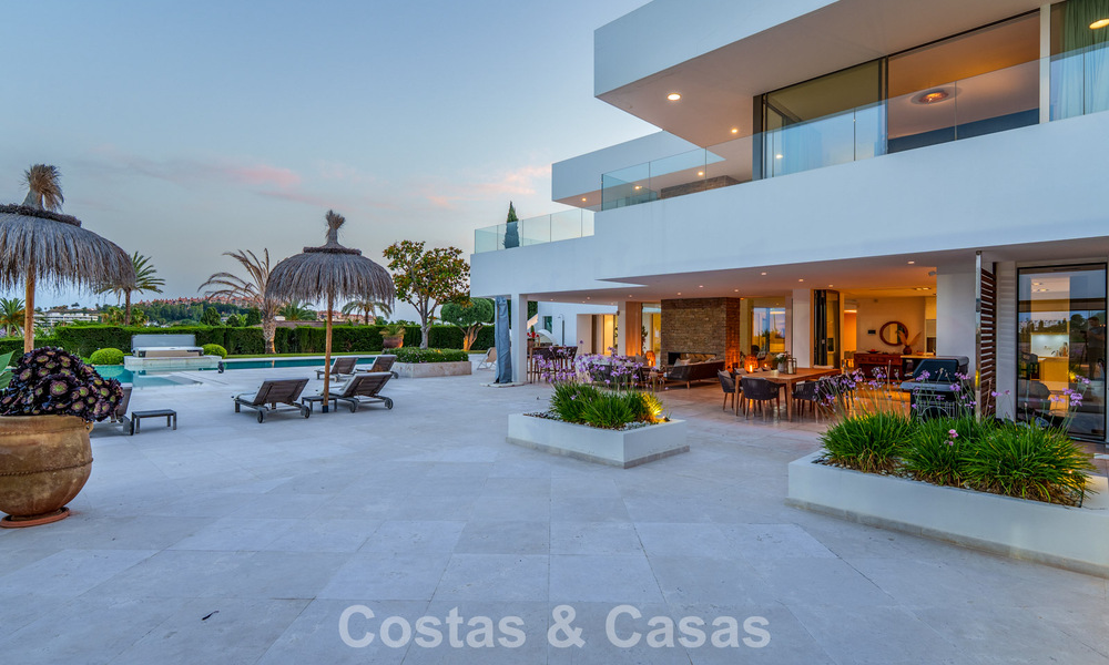 Sofisticada villa de lujo en venta con pista de tenis privada en el corazón de Nueva Andalucía, Marbella 783641