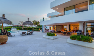 Sofisticada villa de lujo en venta con pista de tenis privada en el corazón de Nueva Andalucía, Marbella 783641 