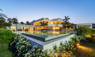 Sofisticada villa de lujo en venta con pista de tenis privada en el corazón de Nueva Andalucía, Marbella 783642 