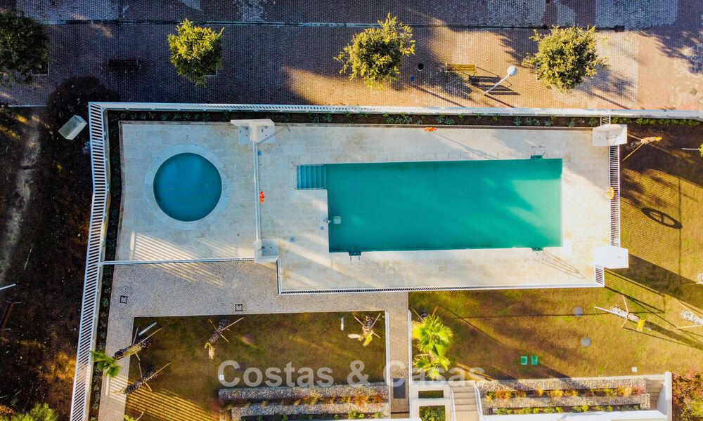 Apartamento de dos dormitorios en planta baja en venta a un paso de la playa en Elviria, Marbella 783645