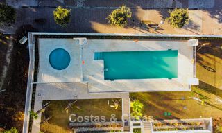 Apartamento de dos dormitorios en planta baja en venta a un paso de la playa en Elviria, Marbella 783645 