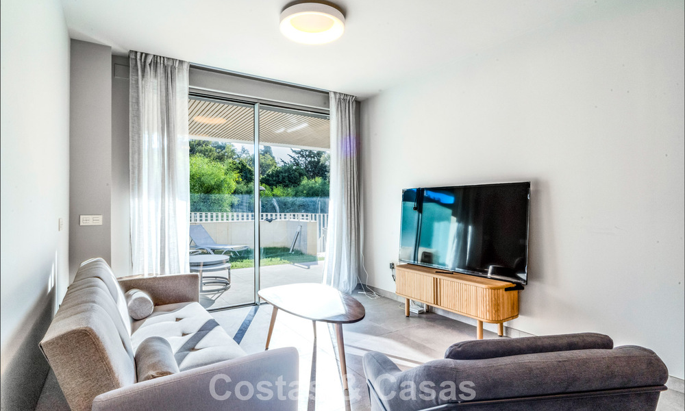 Apartamento de dos dormitorios en planta baja en venta a un paso de la playa en Elviria, Marbella 783646