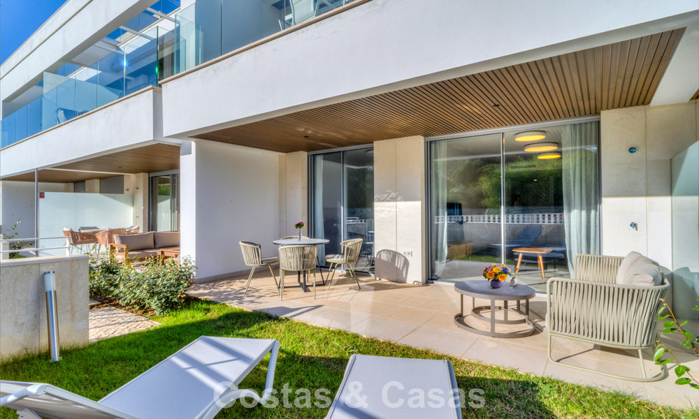 Apartamento de dos dormitorios en planta baja en venta a un paso de la playa en Elviria, Marbella 783647