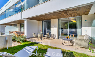 Apartamento de dos dormitorios en planta baja en venta a un paso de la playa en Elviria, Marbella 783647 