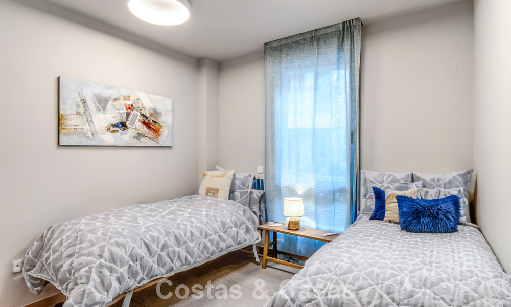 Apartamento de dos dormitorios en planta baja en venta a un paso de la playa en Elviria, Marbella 783648