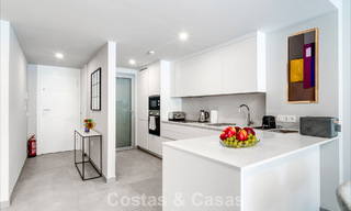Apartamento de dos dormitorios en planta baja en venta a un paso de la playa en Elviria, Marbella 783649 