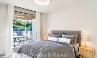 Apartamento de dos dormitorios en planta baja en venta a un paso de la playa en Elviria, Marbella 783650 