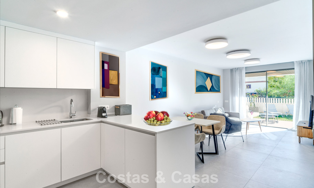 Apartamento de dos dormitorios en planta baja en venta a un paso de la playa en Elviria, Marbella 783651