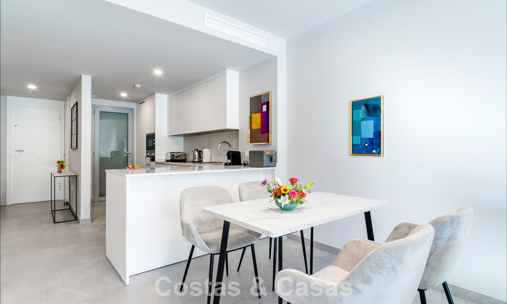 Apartamento de dos dormitorios en planta baja en venta a un paso de la playa en Elviria, Marbella 783652