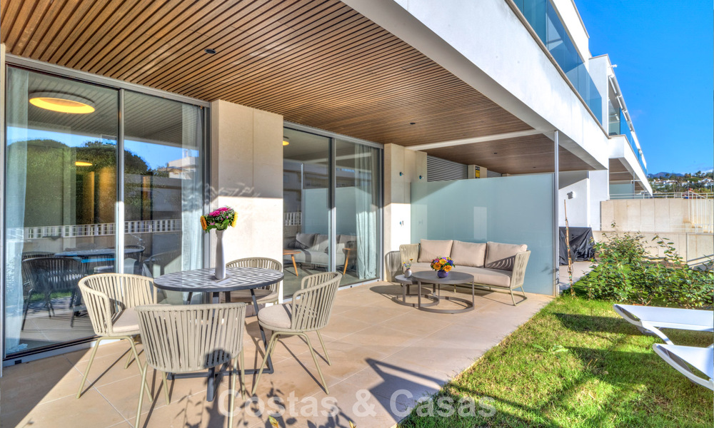 Apartamento de dos dormitorios en planta baja en venta a un paso de la playa en Elviria, Marbella 783654