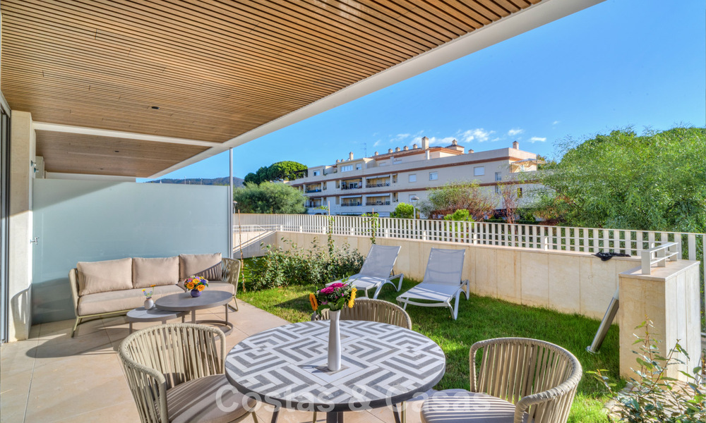 Apartamento de dos dormitorios en planta baja en venta a un paso de la playa en Elviria, Marbella 783655