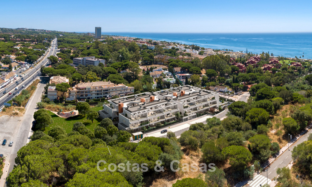 Apartamento de dos dormitorios en planta baja en venta a un paso de la playa en Elviria, Marbella 783656