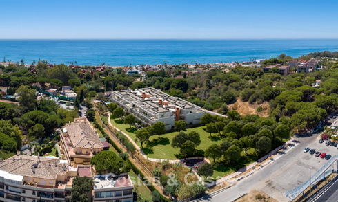 Apartamento de dos dormitorios en planta baja en venta a un paso de la playa en Elviria, Marbella 783657