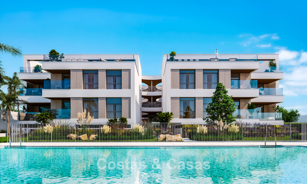 Apartamento de dos dormitorios en planta baja en venta a un paso de la playa en Elviria, Marbella 783658