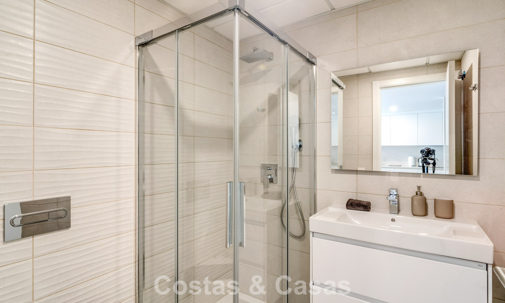 Apartamento de dos dormitorios en planta baja en venta a un paso de la playa en Elviria, Marbella 783660