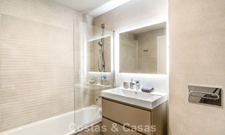 Apartamento de dos dormitorios en planta baja en venta a un paso de la playa en Elviria, Marbella 783661 