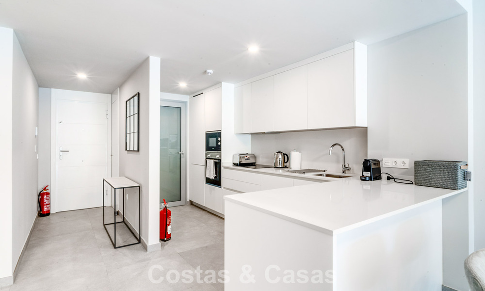Apartamento de dos dormitorios en planta baja en venta a un paso de la playa en Elviria, Marbella 783662