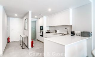 Apartamento de dos dormitorios en planta baja en venta a un paso de la playa en Elviria, Marbella 783662 