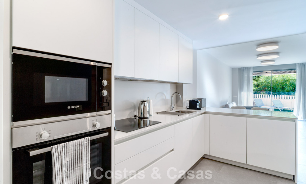 Apartamento de dos dormitorios en planta baja en venta a un paso de la playa en Elviria, Marbella 783663