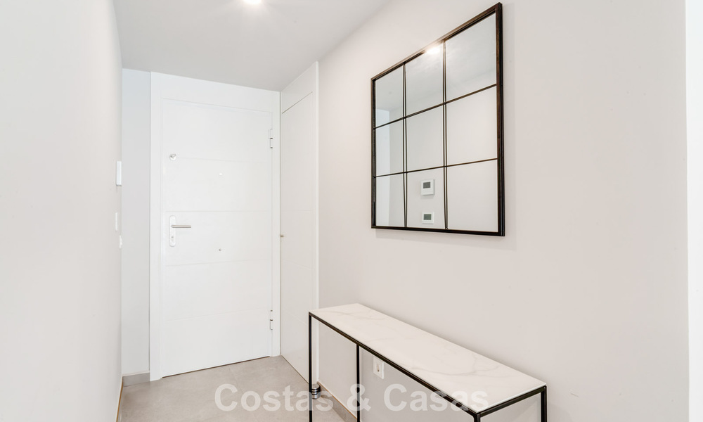 Apartamento de dos dormitorios en planta baja en venta a un paso de la playa en Elviria, Marbella 783664