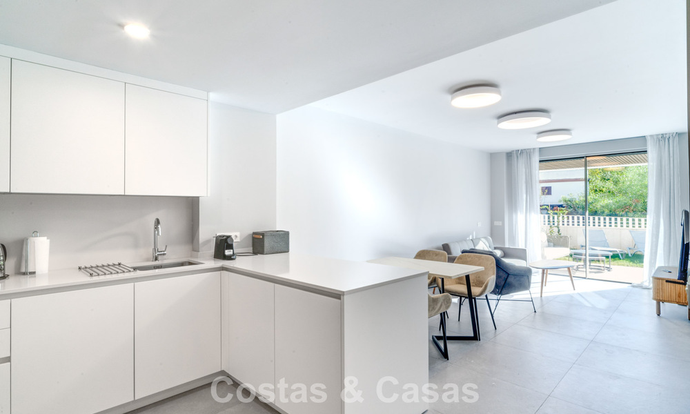 Apartamento de dos dormitorios en planta baja en venta a un paso de la playa en Elviria, Marbella 783665