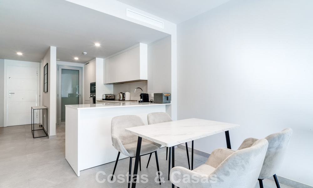 Apartamento de dos dormitorios en planta baja en venta a un paso de la playa en Elviria, Marbella 783666