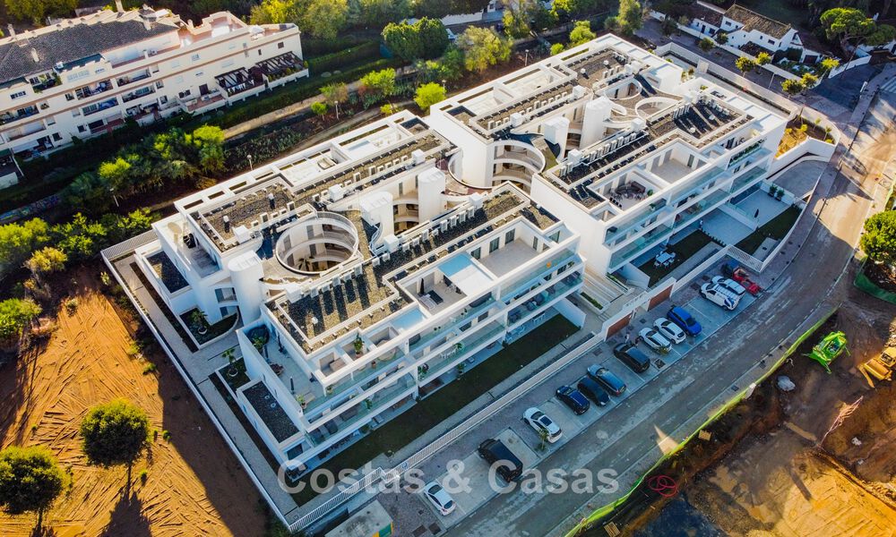 Apartamento de dos dormitorios en planta baja en venta a un paso de la playa en Elviria, Marbella 783667