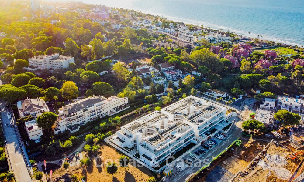 Apartamento de dos dormitorios en planta baja en venta a un paso de la playa en Elviria, Marbella 783668
