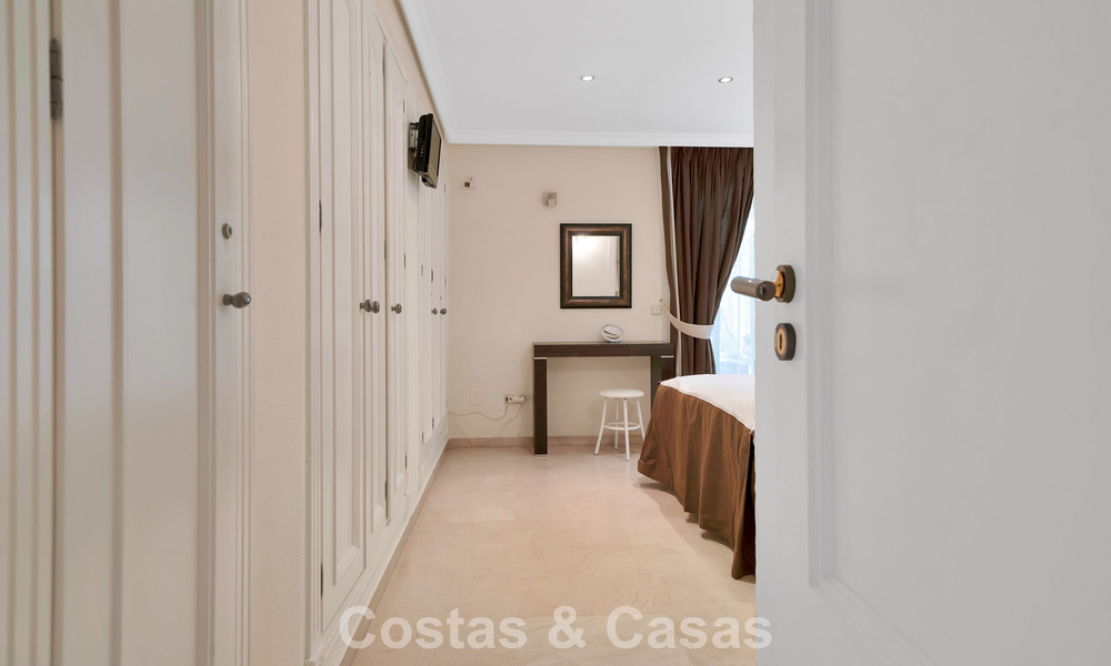 Apartamento en planta baja en venta en un complejo en primera línea de playa en la Nueva Milla de Oro, Marbella - Estepona 783669