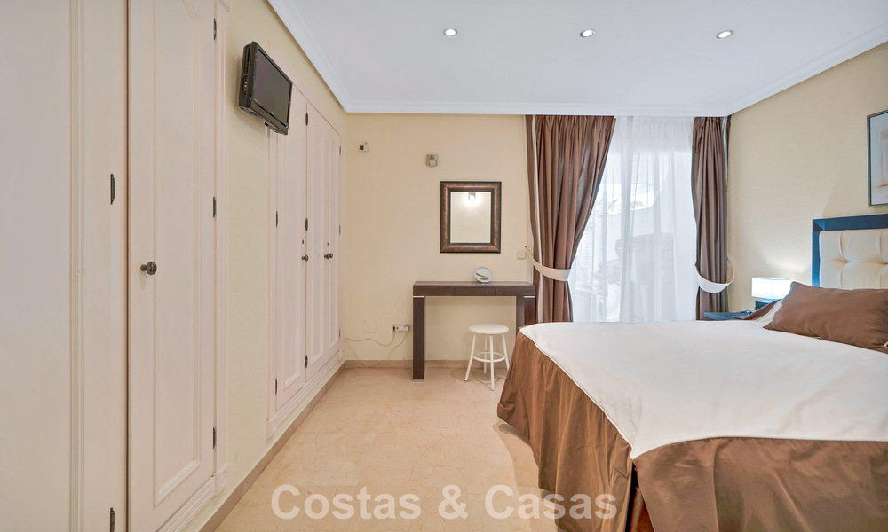 Apartamento en planta baja en venta en un complejo en primera línea de playa en la Nueva Milla de Oro, Marbella - Estepona 783672