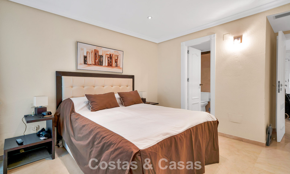 Apartamento en planta baja en venta en un complejo en primera línea de playa en la Nueva Milla de Oro, Marbella - Estepona 783674